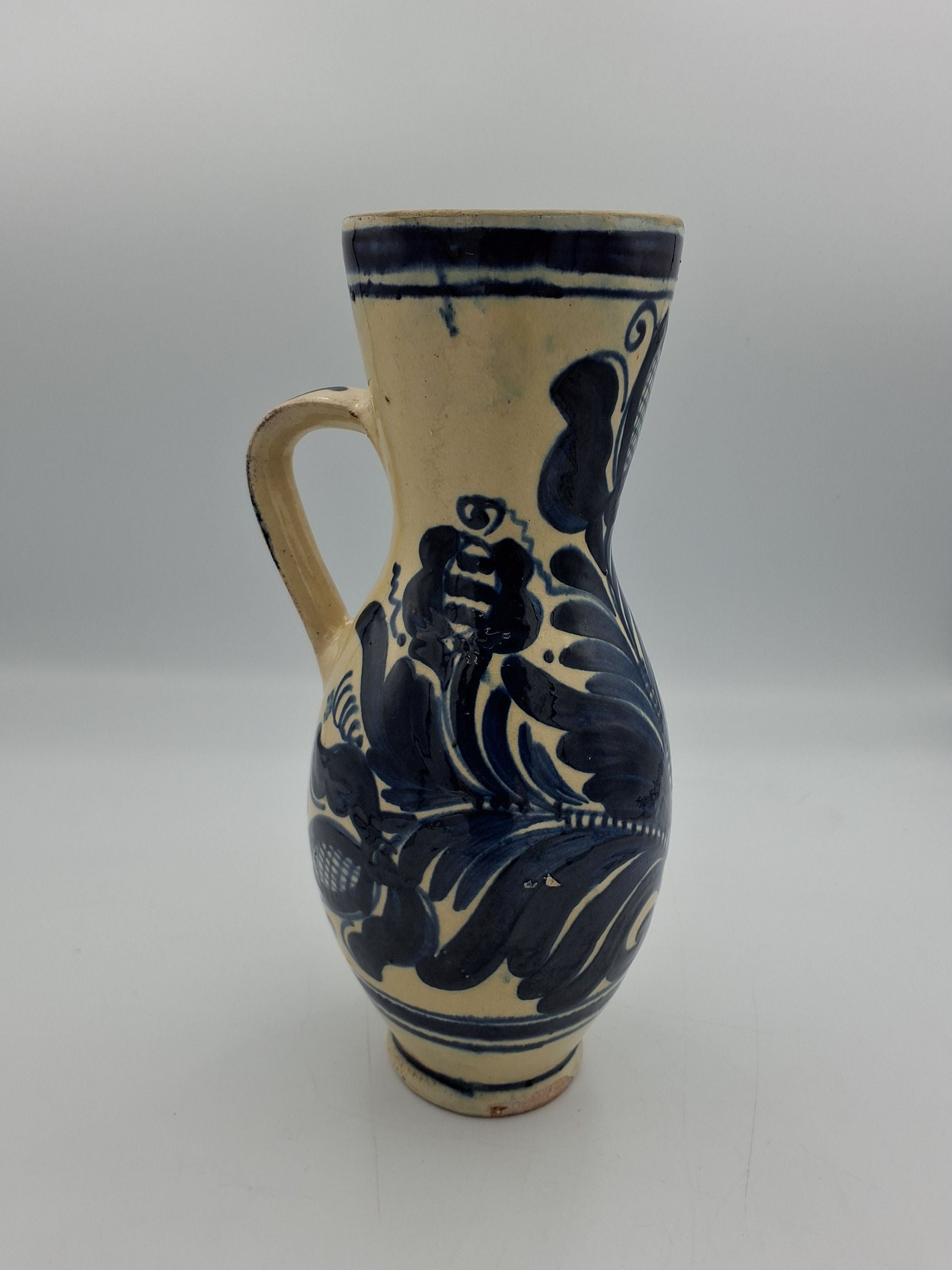 Korund vase med hank. Ungarsk.